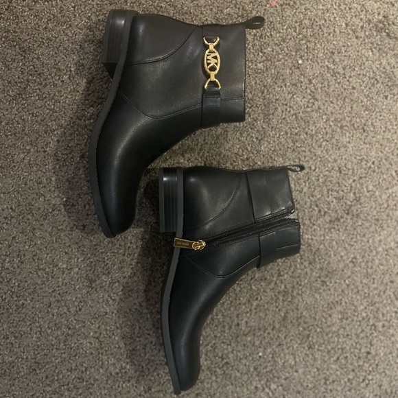 Micheal Kors black size 7.5 boot - Picture 2 of 2